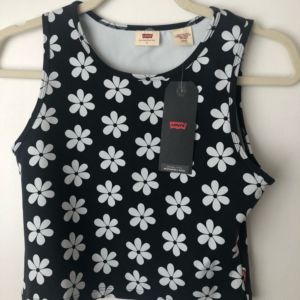 Black Daisy Levi’s Crop top 🤍🖤